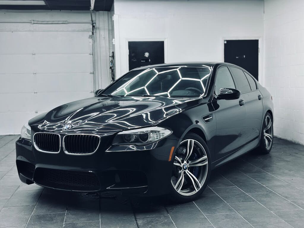 Black Sapphire Metallic 2013 BMW M5 Sedan Rear-Wheel Drive Automatic